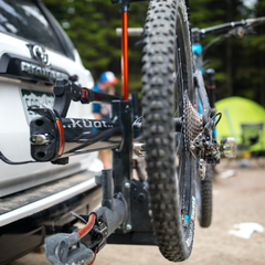 Rack Trasero para 2 bicis NV 2.0 Kuat gris metálico naranja