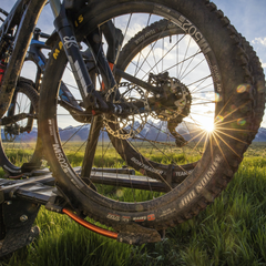 Rack Trasero para 2 bicis NV 2.0 Kuat gris metálico naranja